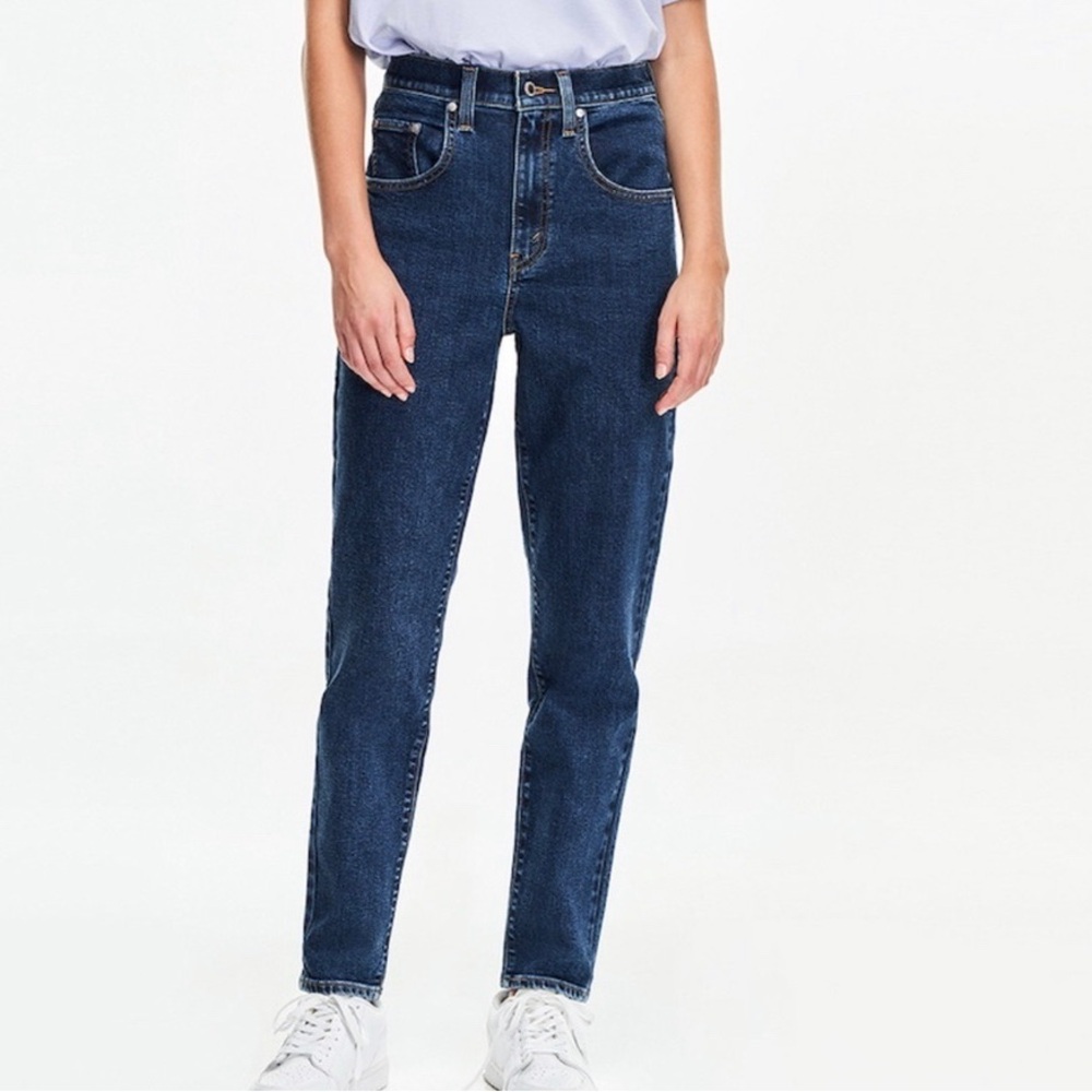 Levi's SilverTab Mom Jeans in a dark indigo wash Size 27